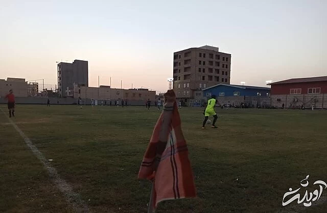 شاهکاری دیگر در فوتبال خوزستان؛ لُنگ به جای پرچم کرنر!